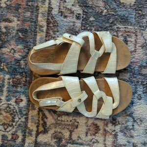 Vionic sandals size 6
